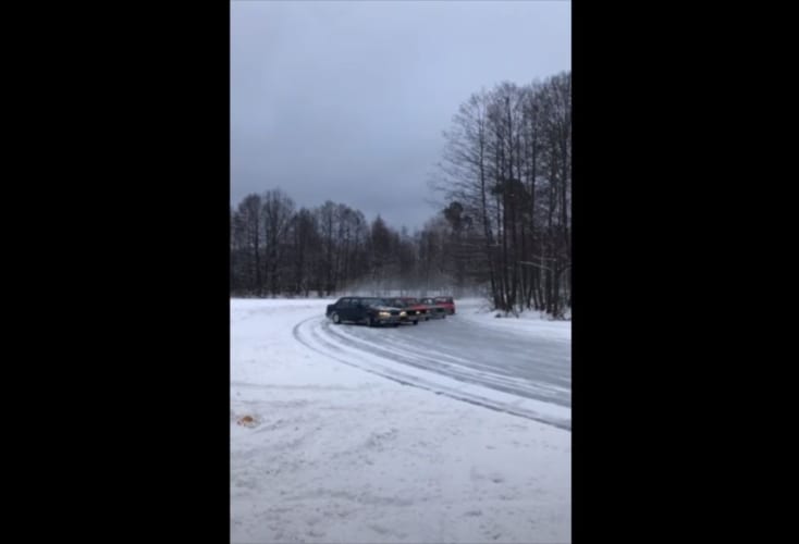 雪上でドリフト走行を見せる何台もの車！この滑りは、むしろスケーティングか！？(笑)