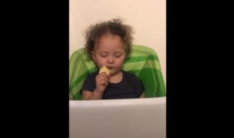 「眠いけど食べたい・・・」睡眠欲と食欲による一歩も譲らない戦いが面白い(笑)