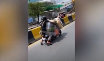 スーパーマンかよっ!(笑) 凄い体勢でバイクに乗る男性が目撃される!一体何を積んでいる!?