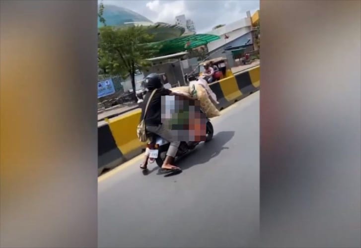 スーパーマンかよっ！(笑) 凄い体勢でバイクに乗る男性が目撃される！一体何を積んでいる！？