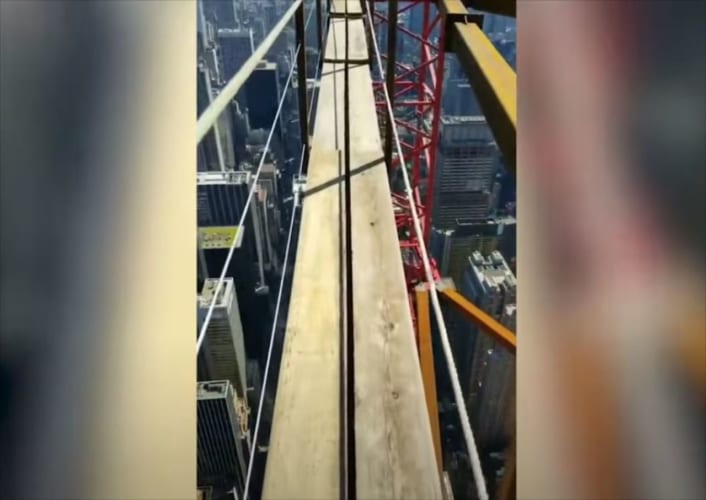 【絶景だけど閲覧注意】ニューヨークの超高層ビルで、作業中の男が撮影した目がくらむような映像
