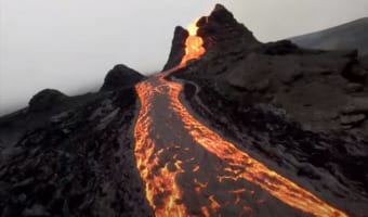 溶岩流をドローンで撮影したらド迫力だった!火口に向かって近づいていくと、ヤバいことに・・・