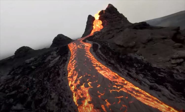 溶岩流をドローンで撮影したらド迫力だった！火口に向かって近づいていくと、ヤバいことに･･･