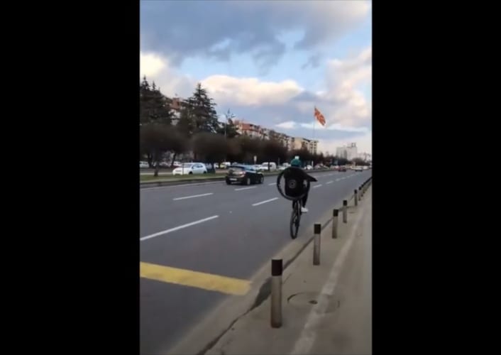 車道を一輪車で走っているのかと思って近づいてみると、トンデモナイ状態になっていた(笑)