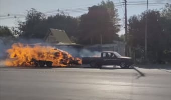 走行中のトラックが炎上!燃えているにもかかわらず、ドライバーが脱出せずに運転し続けた理由に感動!