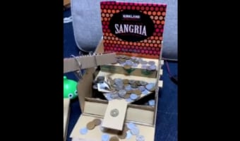 猛烈にメダルゲームをやりたくなる(笑) 段ボールで作った貯金箱のクオリティが凄い！