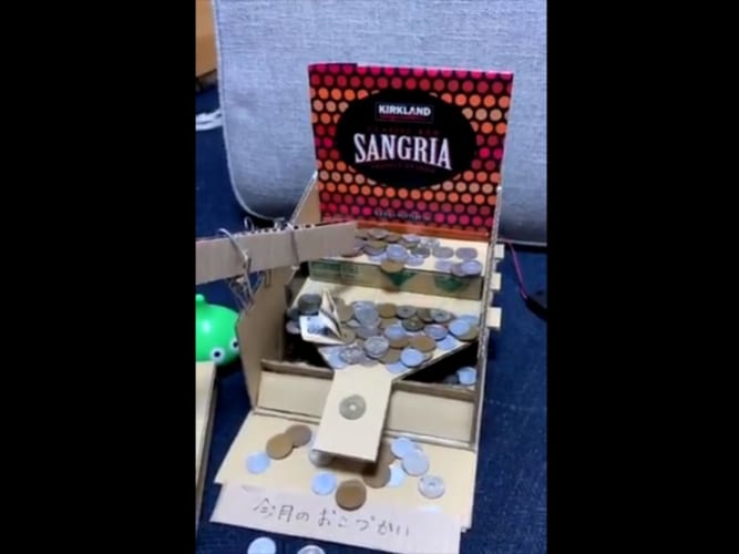猛烈にメダルゲームをやりたくなる(笑) 段ボールで作った貯金箱のクオリティが凄い！