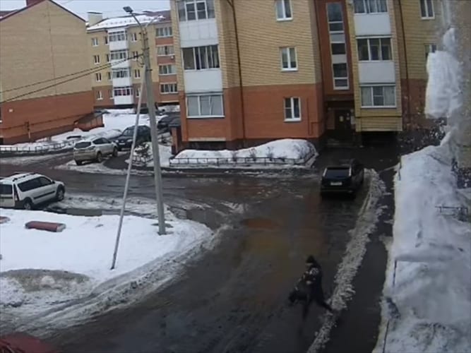 危機一髪！ママの咄嗟の判断で落雪から神回避！