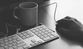 まさかの結末にゾッとする。会社内にある「鬱になる席」、その真相とは果たして・・・