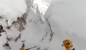 爽快！雪の谷をスキーで滑走する映像がスリル満点！