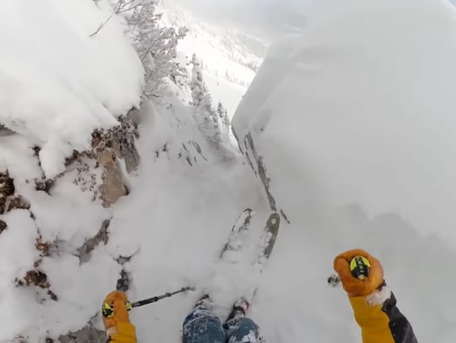 爽快！雪の谷をスキーで滑走する映像がスリル満点！