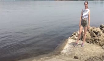 コントのように綺麗に落水！水辺でのウォーキングにはご注意を！