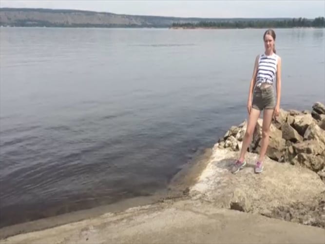 コントのように綺麗に落水！水辺でのウォーキングにはご注意を！