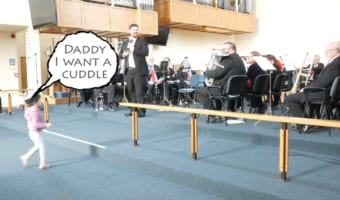 コンサート中のパプニング！オーケストラのパパが好きすぎる女の子がとった行動でホッコリムードに