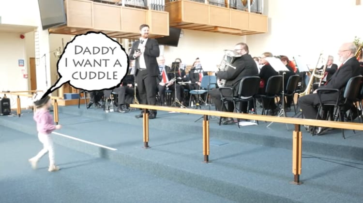 コンサート中のパプニング！オーケストラのパパが好きすぎる女の子がとった行動でホッコリムードに