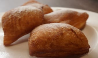 フランス生まれの「ベニエ」とはどんなお菓子なの?ドーナツやマラサダとの違いは?