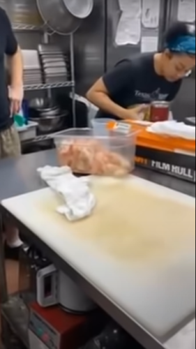 嘘でしょ！？屈強な男たちが開けることが出来なかった瓶の蓋を女性が簡単に...