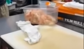 嘘でしょ!?屈強な男たちが開けることが出来なかった瓶の蓋を女性が簡単に...