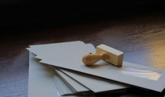 「親展」と書かれた封筒にはどんな意味があるの?間違って開けたらダメな物?信書との違いも解説