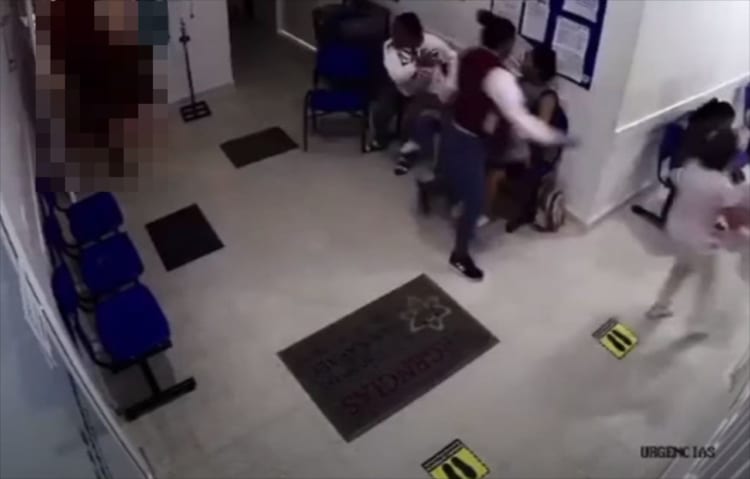 病院の待合室にとある巨大な動物が乱入し、トンデモナイ事態に！一人の患者が狙われ･･･