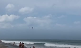 低空飛行で接近してくる飛行機・・・航空ショー中に目を覆いたくなるアクシデントが発生!