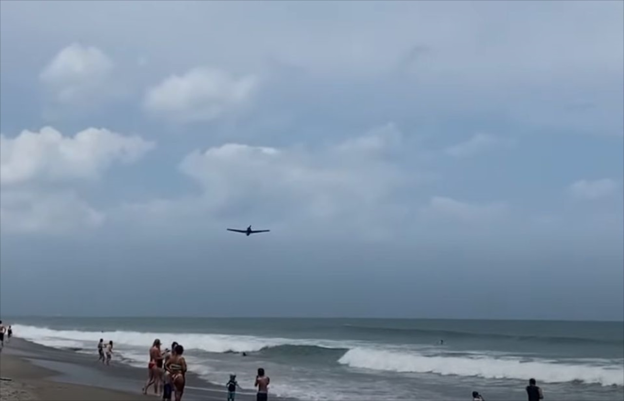 低空飛行で接近してくる飛行機･･･航空ショー中に目を覆いたくなるアクシデントが発生！