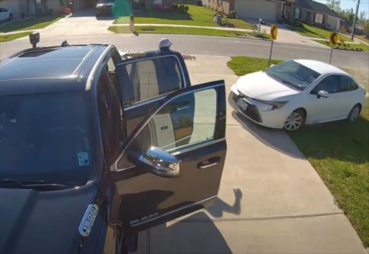 【衝撃映像】車が真横から突っ込んできた！絶体絶命の危機と思われた男性が奇跡を起こした！