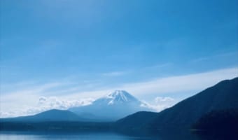 「本当にある景色なんだ・・・」湖畔から富士山を望む光景は、財布の中にある“アレ”の場所だった!