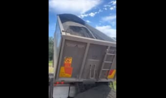 トレーラーから砂利を降ろしている最中、とんでもないアクシデントが発生！