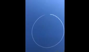 パイロットが粋な演出!?青空に描かれたチャーミングな飛行機雲に思わずほっこり(笑)