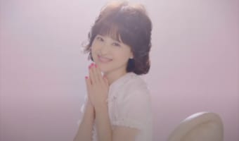 約40年ぶりの“聖子ちゃんカット”も披露！初のセルフカバー音源化した『青い珊瑚礁』のMVが必見！