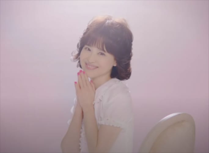 約40年ぶりの“聖子ちゃんカット”も披露！初のセルフカバー音源化した『青い珊瑚礁』のMVが必見！