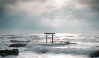 「まるで神が降臨して来たかのよう」大洗海岸の岩礁に立つ鳥居の神々しさがヤバすぎる!