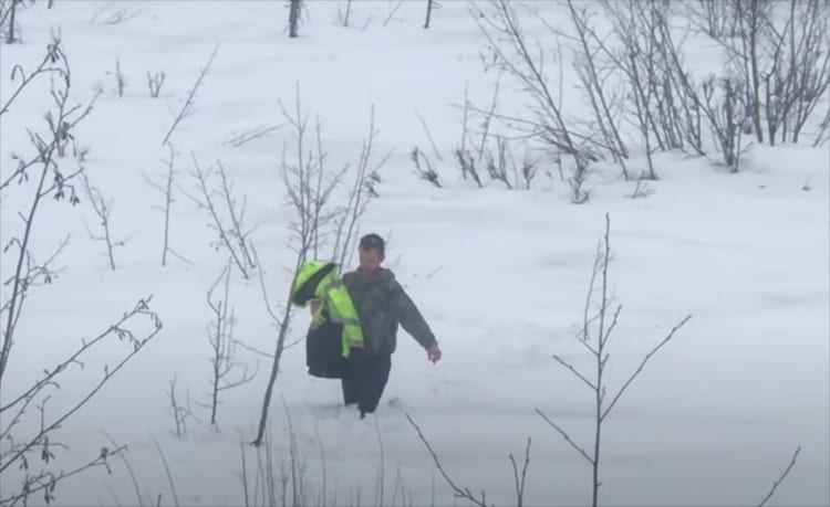 雪の上に倒れて鳴き声をあげていた“とある巨大な鳥”を救助！果たして無事だったのか！？