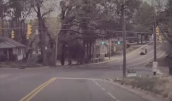 “間一髪”という言葉をこれほど的確に表した瞬間があっただろうか・・・1台の車に襲いかかったアクシデントとは!?