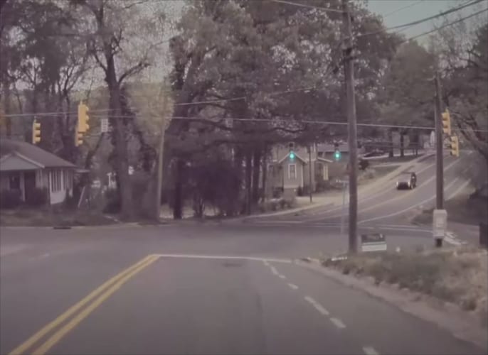 “間一髪”という言葉をこれほど的確に表した瞬間があっただろうか･･･1台の車に襲いかかったアクシデントとは！？