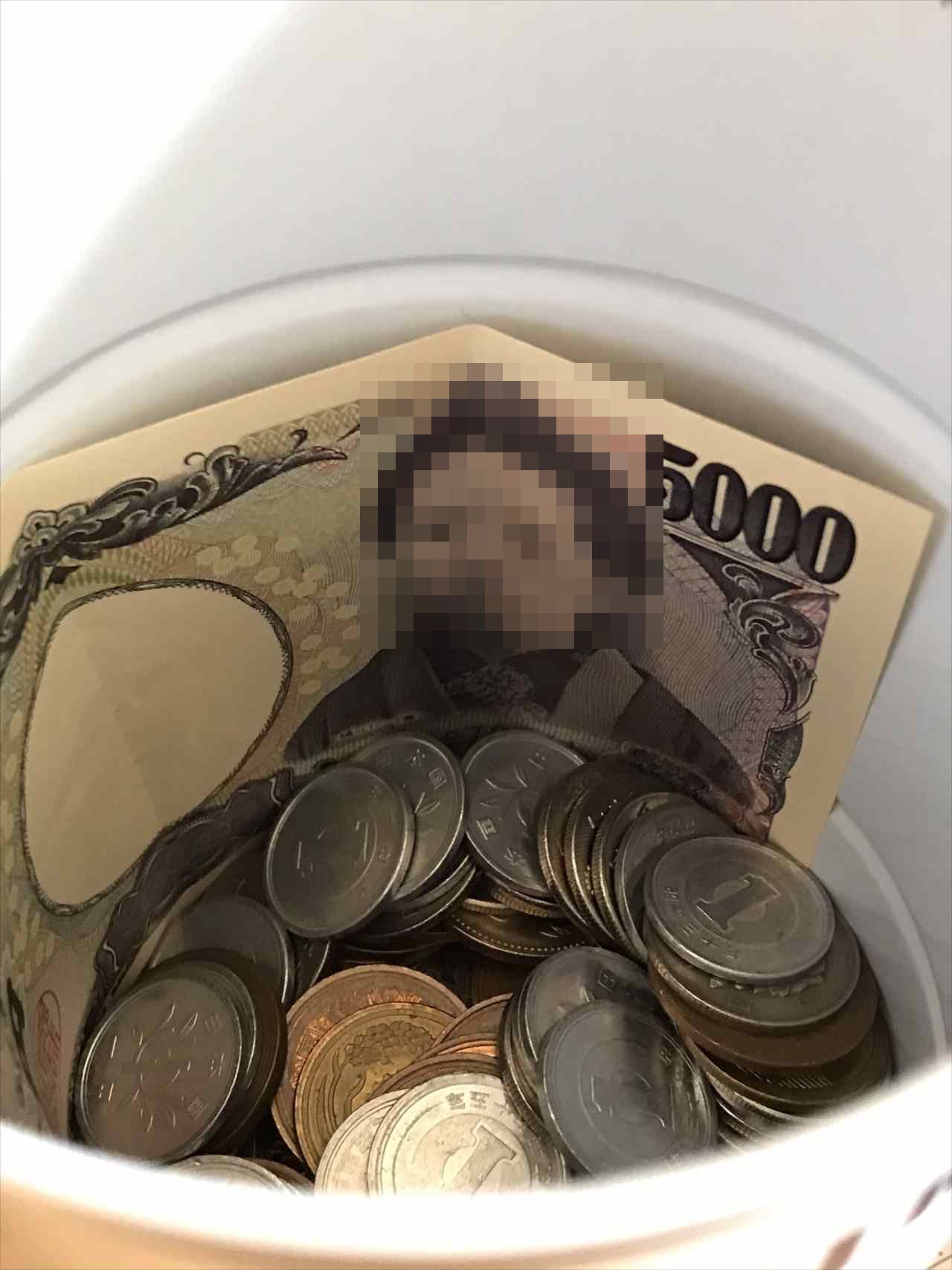 貯金箱を開けた瞬間の五千円札が面白いと話題に!「この中は花粉がいっぱいある?」「なんだか可哀想・・・」