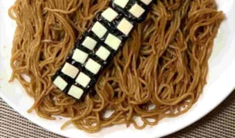 これは激似すぎる！『スター・ウォーズ』のキャラクターを再現した焼きそばに、Twitterで11万件以上のいいねが集まりました！！