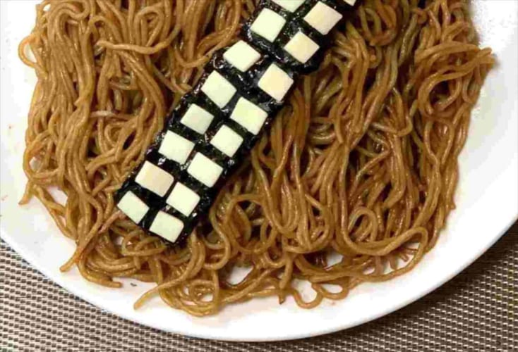 これは激似すぎる！『スター・ウォーズ』のキャラクターを再現した焼きそばに、Twitterで11万件以上のいいねが集まりました！！