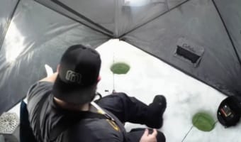 アイスフィッシングをしていた男性、何気なくスマホを手に取ったら・・・やっちまった【彼は一つ学んだようです】