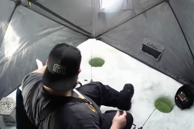 アイスフィッシングをしていた男性、何気なくスマホを手に取ったら･･･やっちまった【彼は一つ学んだようです】