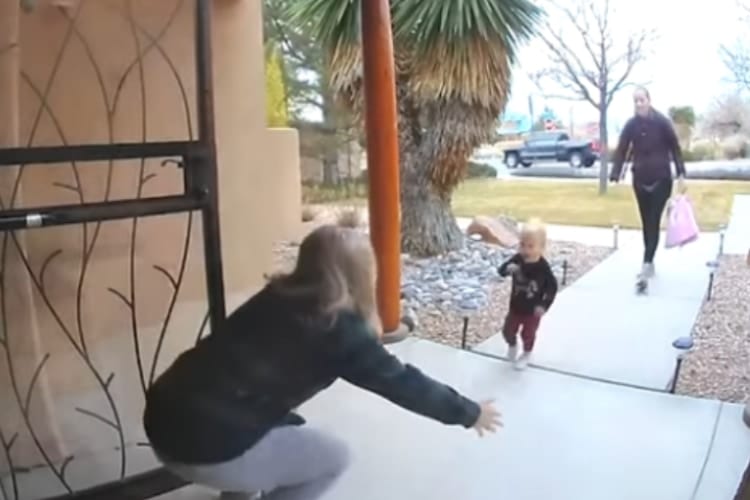 1歳の孫とおばあちゃんの素敵なハグシーンかと思いきや・・・まさかの展開に笑っちゃう