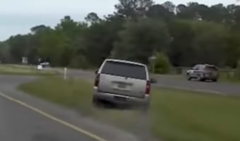 映画じゃない!危険運転をし逃走する男と警察の凄絶なカーチェイス!!