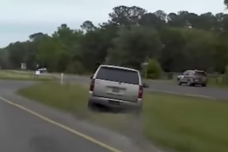 映画じゃない！危険運転をし逃走する男と警察の凄絶なカーチェイス！！