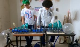 風船の空気で鳴らす無電力式!アイディアと工夫が詰まった手作りパイプオルガンが凄い!