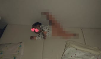 将来はバレリーナ?寝相のクセが強い赤ちゃんを激写した面白かわいいショットに大反響!