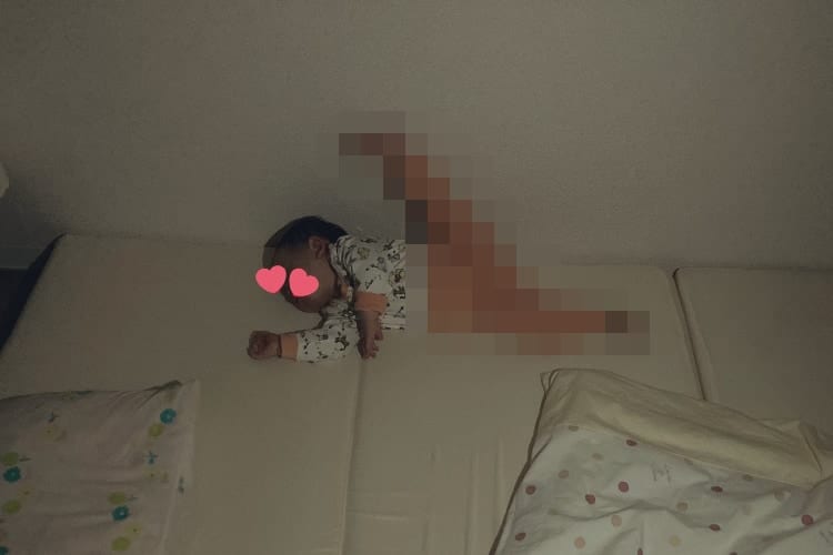 将来はバレリーナ？寝相のクセが強い赤ちゃんを激写した面白かわいいショットに大反響！