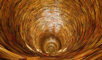 【動画で名所巡り】プラハの「本のトンネル」の姿が圧巻