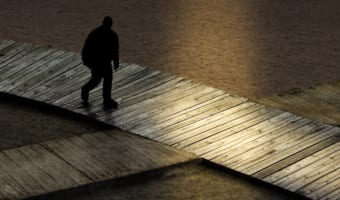 「夜分にすみません・・・」玄関前にあらわれた現れた予想外の訪問者は巨大な!?