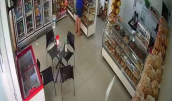 【カメラは見た】パン屋で巧みに行われた犯行も、屋外のカメラではバレバレだったワン(笑)